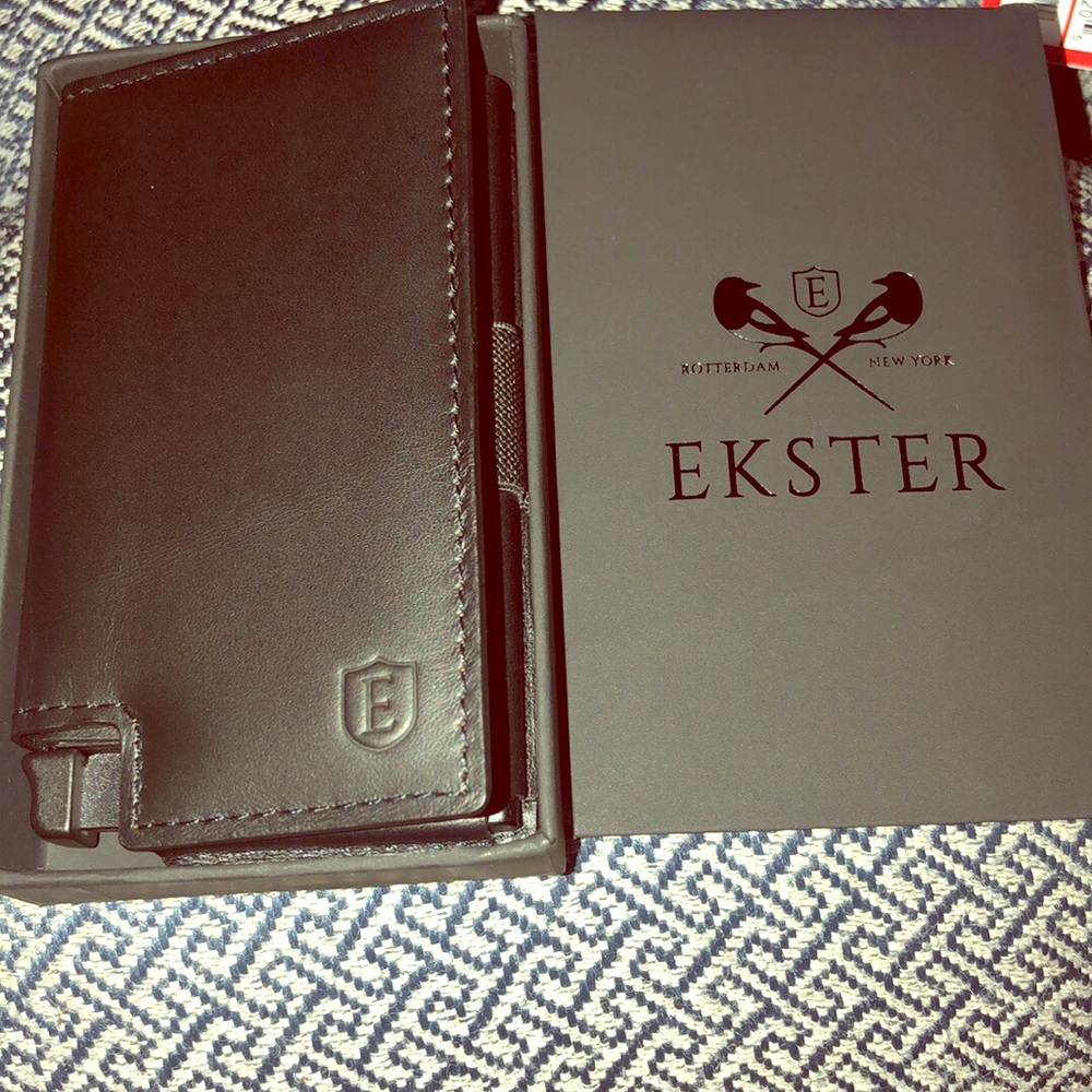 💥SOLD💥 Ekster Parliament + Tracker